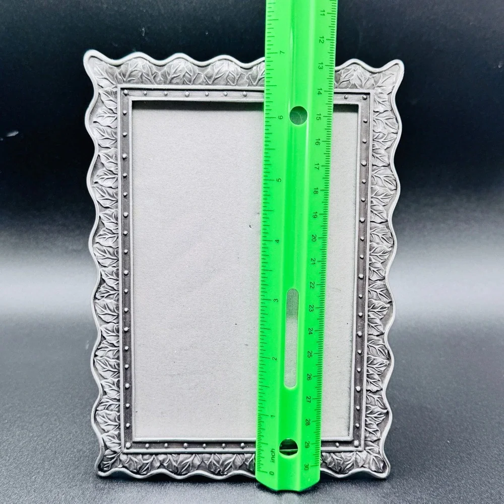 Vintage Ornate Silver Tone Leaf Scalloped Metal Picture Frame 4 X 6 Tabletop
